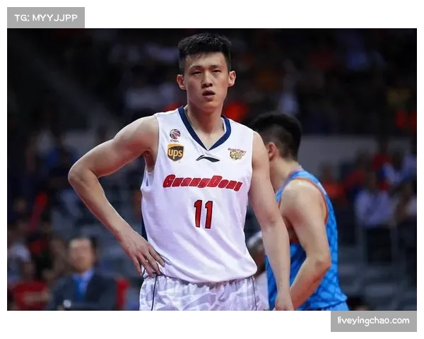 特写：老将周鹏的防守教科书，他如何预判并切断对手的边路传球路线